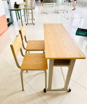 Bàn học sinh, Sinh viên